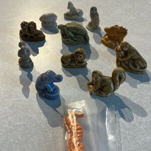 Set of 12 red rose tea figures